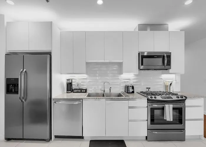 Sleek 1br Near Bokcenter-gym,lounge,balcony,petok *