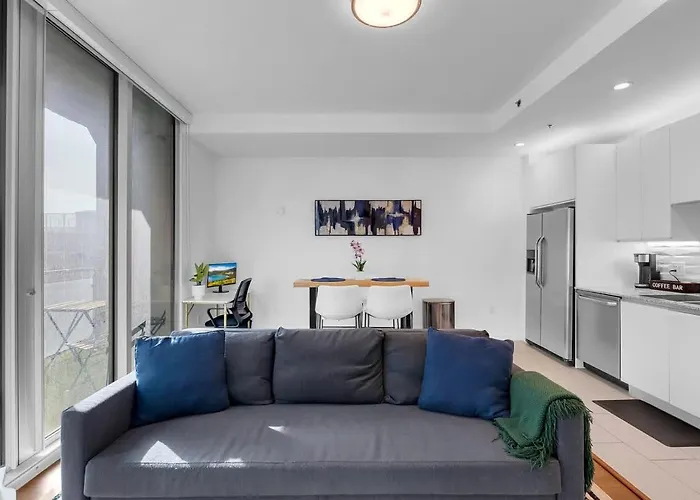 Apartment Sleek 1br Near Bokcenter-gym,lounge,balcony,petok