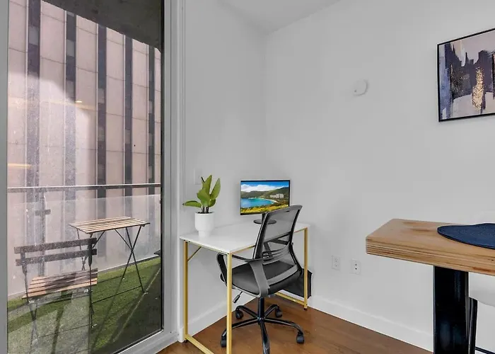 Sleek 1br Near Bokcenter-gym,lounge,balcony,petok Apartment *