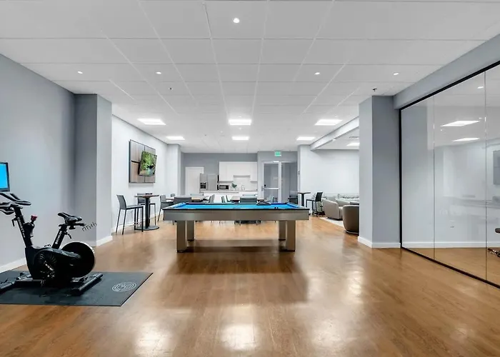 Sleek 1br Near Bokcenter-gym,lounge,balcony,petok Apartment *