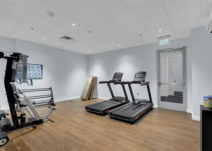 Apartment Sleek 1br Near Bokcenter-gym,lounge,balcony,petok *